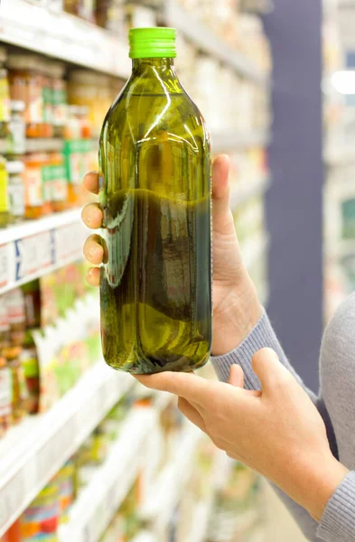 Kvinnlig Hand Väljer Olivolja Snabbköpet Begreppet Hälsosam Mat Bio Vegetariskt — Stockfoto