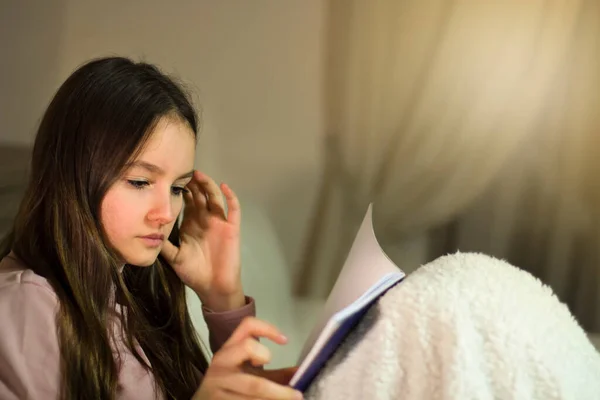 Ragazza Adolescente Che Compiti Scuola — Foto Stock