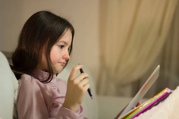 Ragazza Adolescente Che Compiti Scuola — Foto Stock