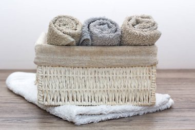 Arka planda banyo havluları yığını