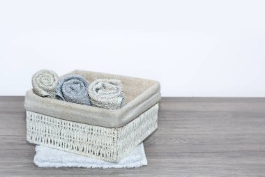 Arka planda banyo havluları yığını