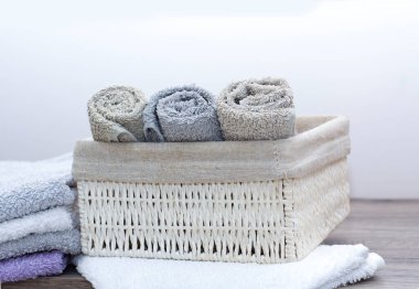 Arka planda banyo havluları yığını