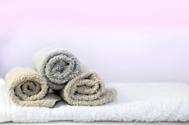 Arka planda banyo havluları yığını