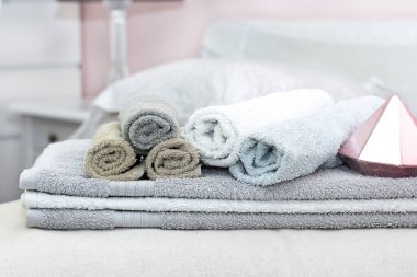 Arka planda banyo havluları yığını