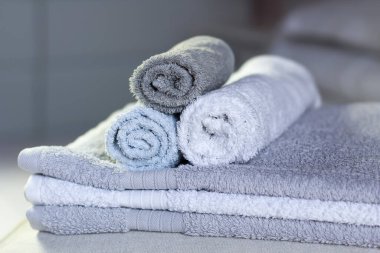 Arka planda banyo havluları yığını