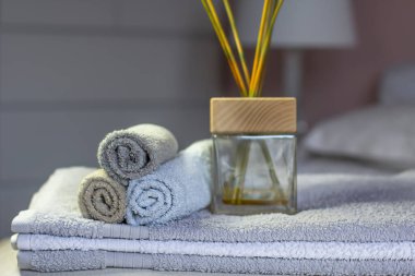 Yatak odasının iç tarafındaki yatak dekorasyonuna havlu yığını.