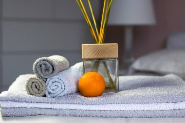 Yatak odasının iç tarafındaki yatak dekorasyonuna havlu yığını.