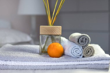 Yatak odasının iç tarafındaki yatak dekorasyonuna havlu yığını.