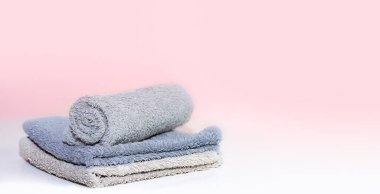 Arka planda banyo havluları yığını