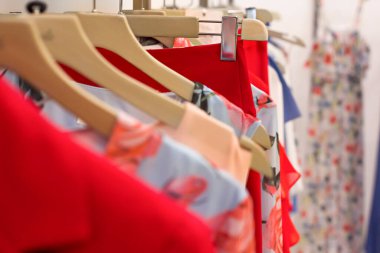 Moda fabrikasındaki galeride ortaya çıkan kıyafetler. Seçici odak