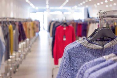 Moda fabrikasındaki galeride ortaya çıkan kıyafetler. Seçici odak