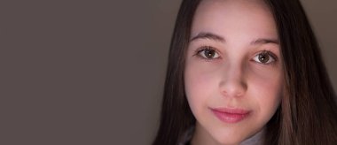 Kadın süpermarkette günlük ürünleri seçiyor. Ürün bilgileri okunuyor. Biyolojik ve sağlıklı besin seçimi kavramı.