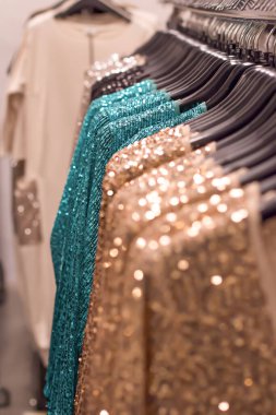 Fabrikadaki galeride ortaya çıkan kıyafetler. Seçici odak