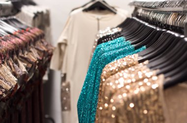 Fabrikadaki galeride ortaya çıkan kıyafetler. Seçici odak