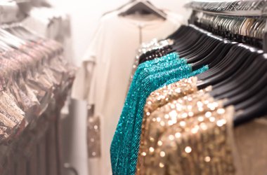 Fabrikadaki galeride ortaya çıkan kıyafetler. Seçici odak