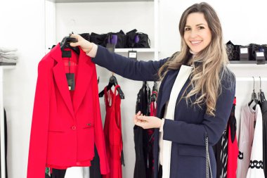 Güzel, genç bir stilist galeride giyiniyor.