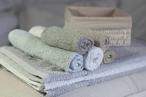 Arka planda banyo havluları yığını