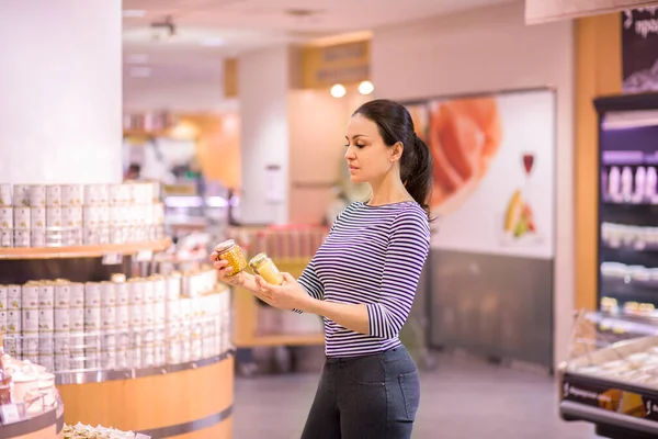 Mulher Escolhendo Produtos Diários Supermercado Leitura Informações Produto Conceito Escolha — Fotografia de Stock