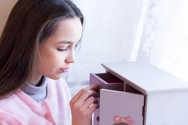 Portret Van Mooie Tiener Meisje Open Locker Speelgoed — Stockfoto