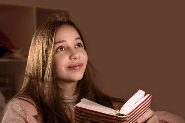 Ritratto Bella Ragazza Adolescente Che Legge Libro — Foto Stock