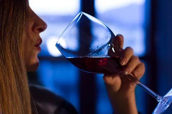Young Woman Relaxing Drinking Glass Red Wine Home Sunset Evening — Stock Photo, Image