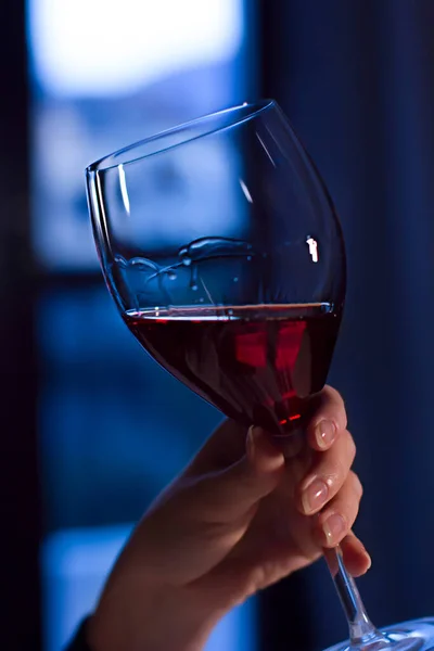 Ett Glas Rött Vin Kvinnlig Hand — Stockfoto