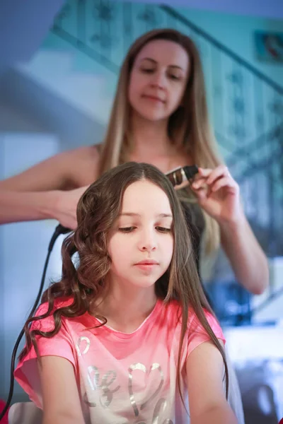 Όμορφη Γυναίκα Μπούκλες Μακριά Μαλλιά Στο Κορίτσι Χρησιμοποιώντας Κέρλινγκ Σιδήρου — Φωτογραφία Αρχείου