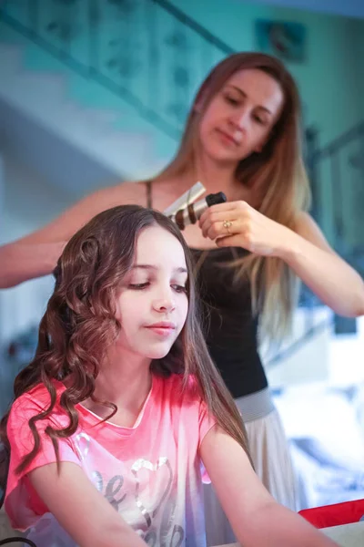 Mulher Bonita Cachos Cabelo Longo Para Menina Usando Ferro Ondulação — Fotografia de Stock