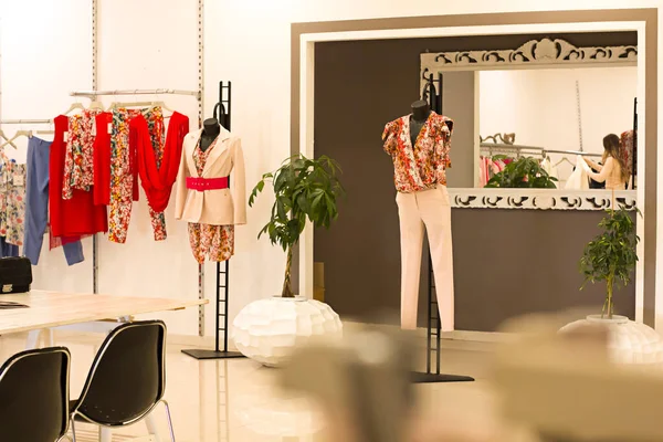 Krásný Mladý Stylista Shoosing Oblečení Showroom — Stock fotografie