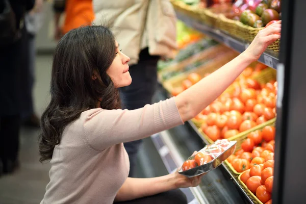 슈퍼마켓에서 제품을 선택하는 정보를 읽는다 생물학 식생활 건강에 음식에 의식적 — 스톡 사진