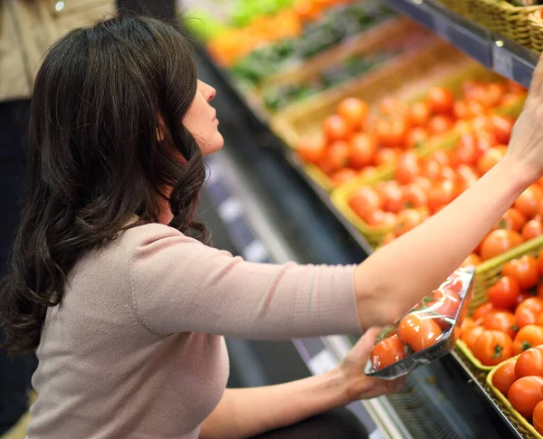 슈퍼마켓에서 제품을 선택하는 정보를 읽는다 건강에 식품을 의식적으로 한다는 — 스톡 사진