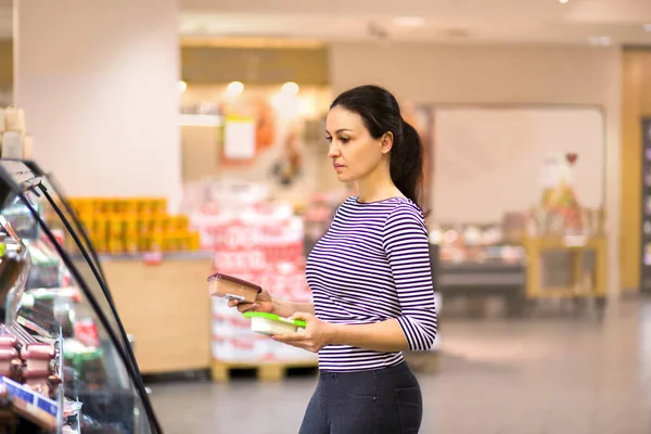 Mulher Escolhendo Produtos Diários Supermercado Leitura Informações Produto Conceito Escolha — Fotografia de Stock