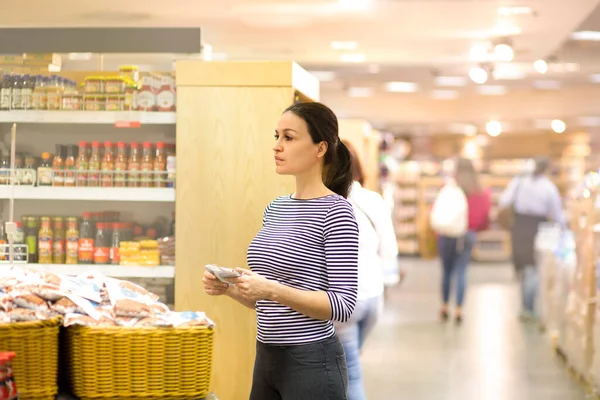 슈퍼마켓에서 제품을 선택하는 정보를 읽는다 건강에 식품을 의식적으로 한다는 — 스톡 사진
