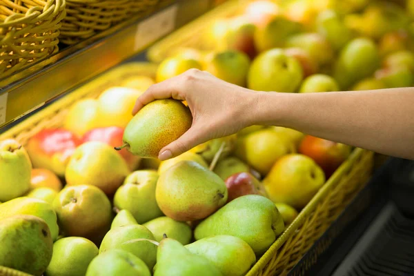 Жіноча Рука Вибирає Груші Супермаркеті Концепція Здорової Їжі Біо Вегетаріанська — стокове фото
