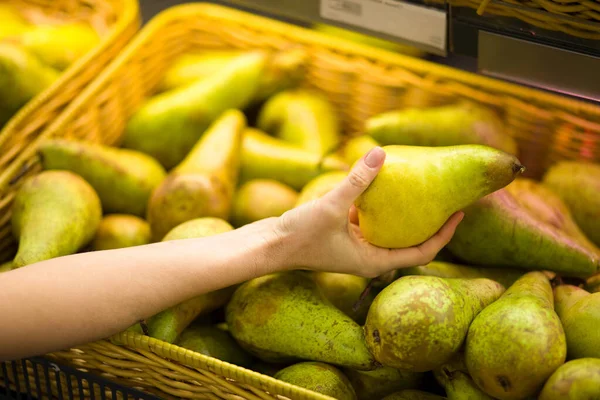Жіноча Рука Вибирає Груші Супермаркеті Концепція Здорової Їжі Біо Вегетаріанська — стокове фото