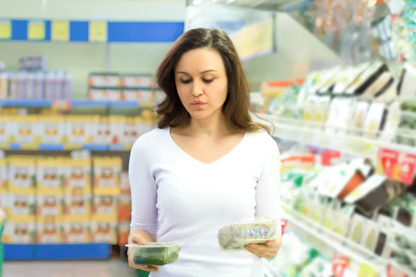 Mujer Eligiendo Productos Diarios Supermercado Leer Información Del Producto Concepto —  Fotos de Stock
