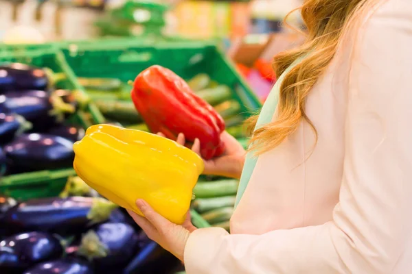 Kobieca Ręka Wybiera Pieprz Supermarkecie Pojęcie Zdrowej Żywności Bio Wegetariańskie — Zdjęcie stockowe