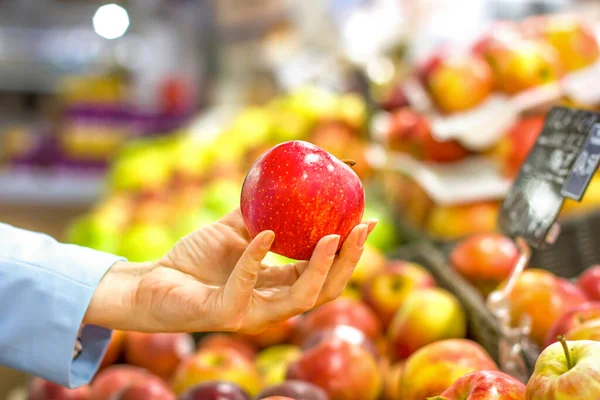 Kobieta Wybiera Jabłko Supermarkecie Pojęcie Zdrowej Żywności Bio Wegetariańskie Dieta — Zdjęcie stockowe