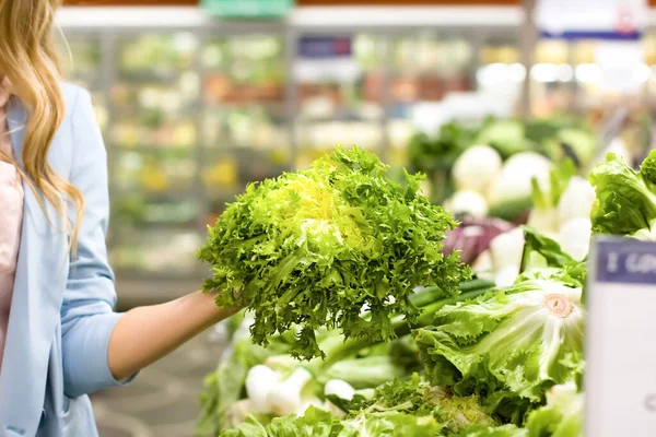 Kvinnlig Hand Väljer Sallad Snabbköpet Begreppet Hälsosam Mat Bio Vegetariskt — Stockfoto