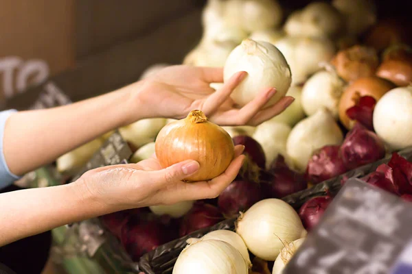 Жіноча Рука Вибирає Цибулю Супермаркеті Концепція Здорової Їжі Біо Вегетаріанська — стокове фото