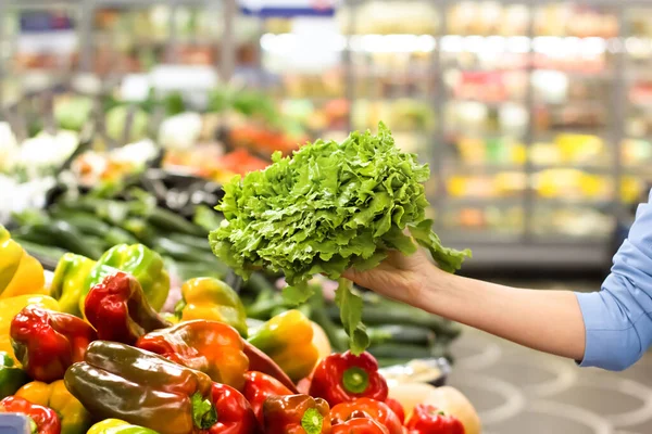Weibliche Hand Wählt Salat Supermarkt Konzept Der Gesunden Ernährung Bio — Stockfoto
