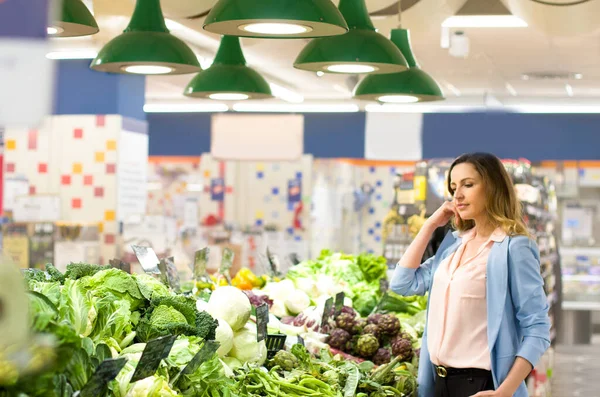 Mulher Escolhendo Produtos Diários Supermercado Leitura Informações Produto Conceito Escolha — Fotografia de Stock