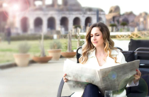 Привлекательная Молодая Деловая Женщина Читает Газету Кафе Открытом Воздухе Амфитеатром — стоковое фото
