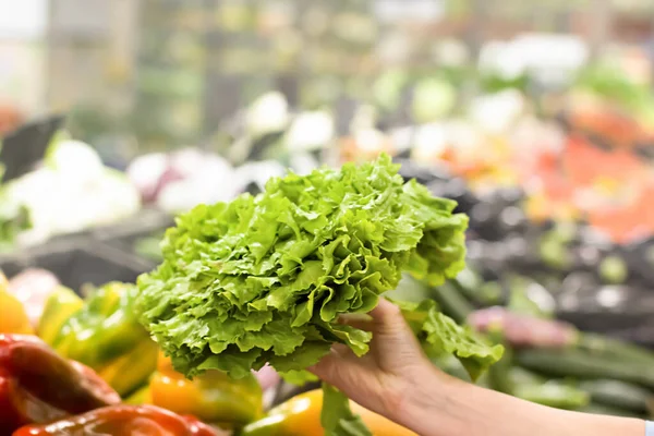 Frau Wählt Produkte Des Täglichen Bedarfs Supermarkt Lesen Von Produktinformationen — Stockfoto