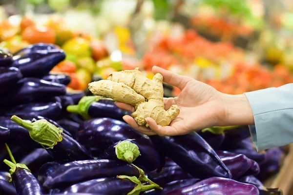 Жіноча Рука Вибирає Імбир Супермаркеті Концепція Здорової Їжі Біо Вегетаріанська — стокове фото