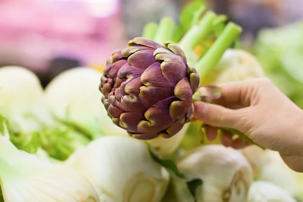 Жіноча Рука Вибирає Артишок Супермаркеті Концепція Здорової Їжі Біо Вегетаріанська — стокове фото