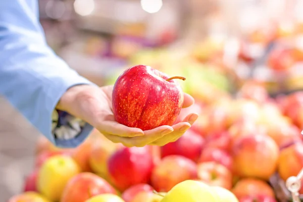 Жіноча Рука Вибирає Яблуко Супермаркеті Концепція Здорової Їжі Біо Вегетаріанська — стокове фото