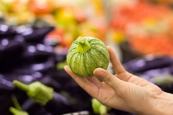 Жіноча Рука Вибирає Гарбуз Супермаркеті Концепція Здорової Їжі Біо Вегетаріанська — стокове фото