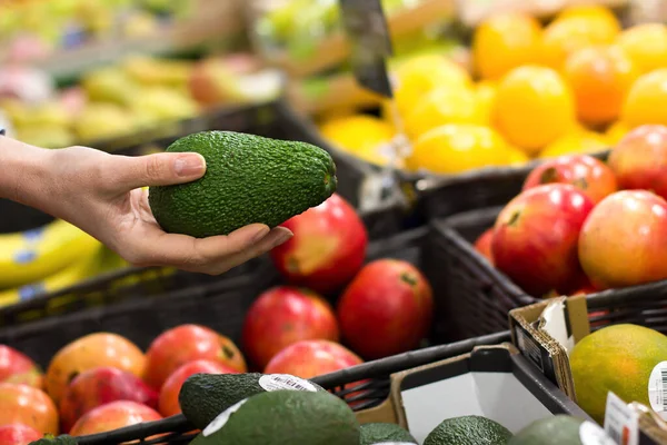 Mulher Mão Escolhendo Abacate Supermercado Conceito Comida Saudável Bio Vegetariano — Fotografia de Stock