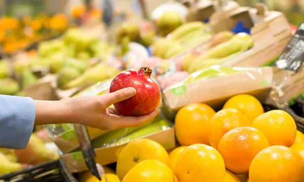 Kobieta Wybiera Granat Supermarkecie Pojęcie Zdrowej Żywności Bio Wegetariańskie Dieta — Zdjęcie stockowe